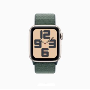 Apple Watch SE GPS model in action during a workout, showcasing its fitness tracking capabilities Lake Green Sport Loop